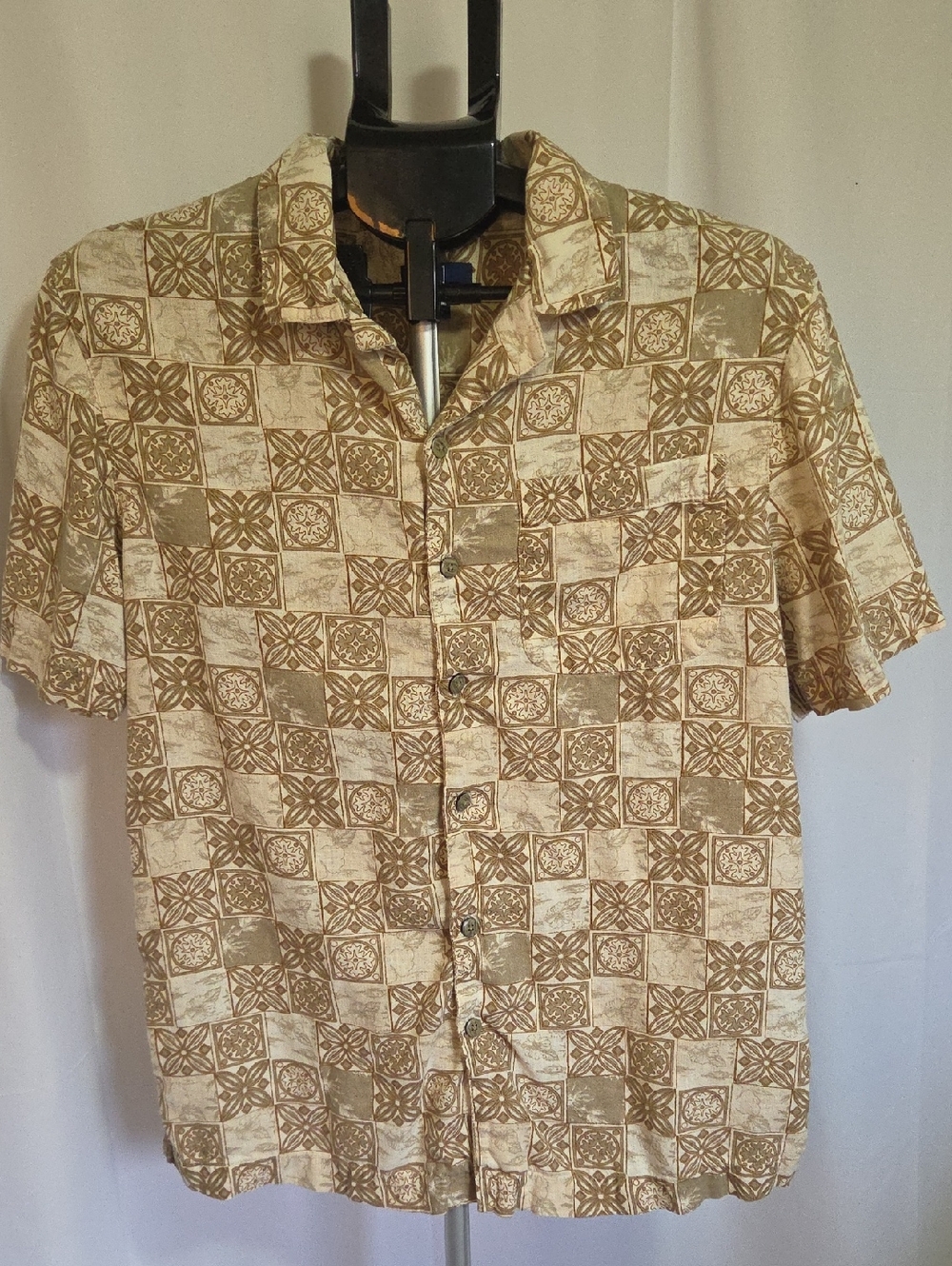 Men's Short Sleeve Button-Up Shirt in Beige/Brown
